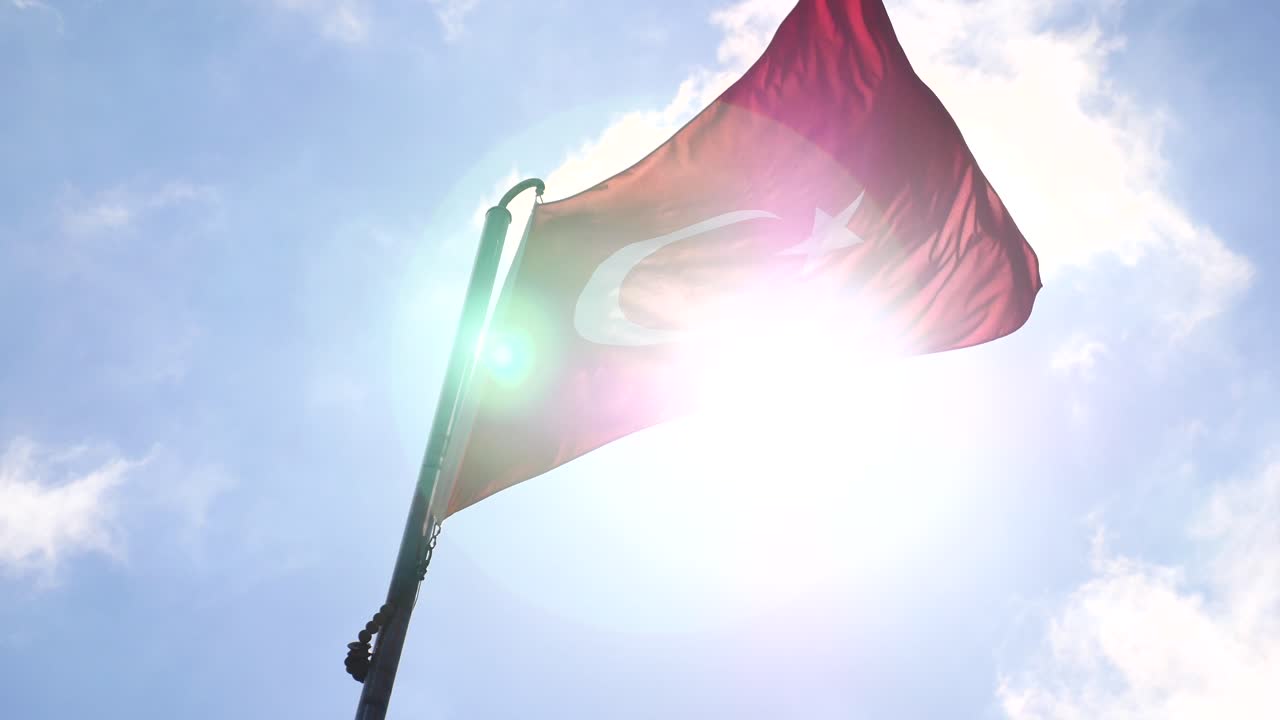 bandera turca ondeando en el viento