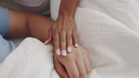 el amor, el tacto y las manos de la pareja en la cama