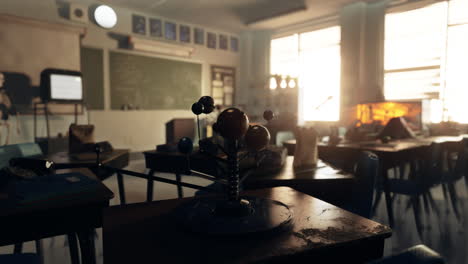 aula vacía con un modelo del sistema solar