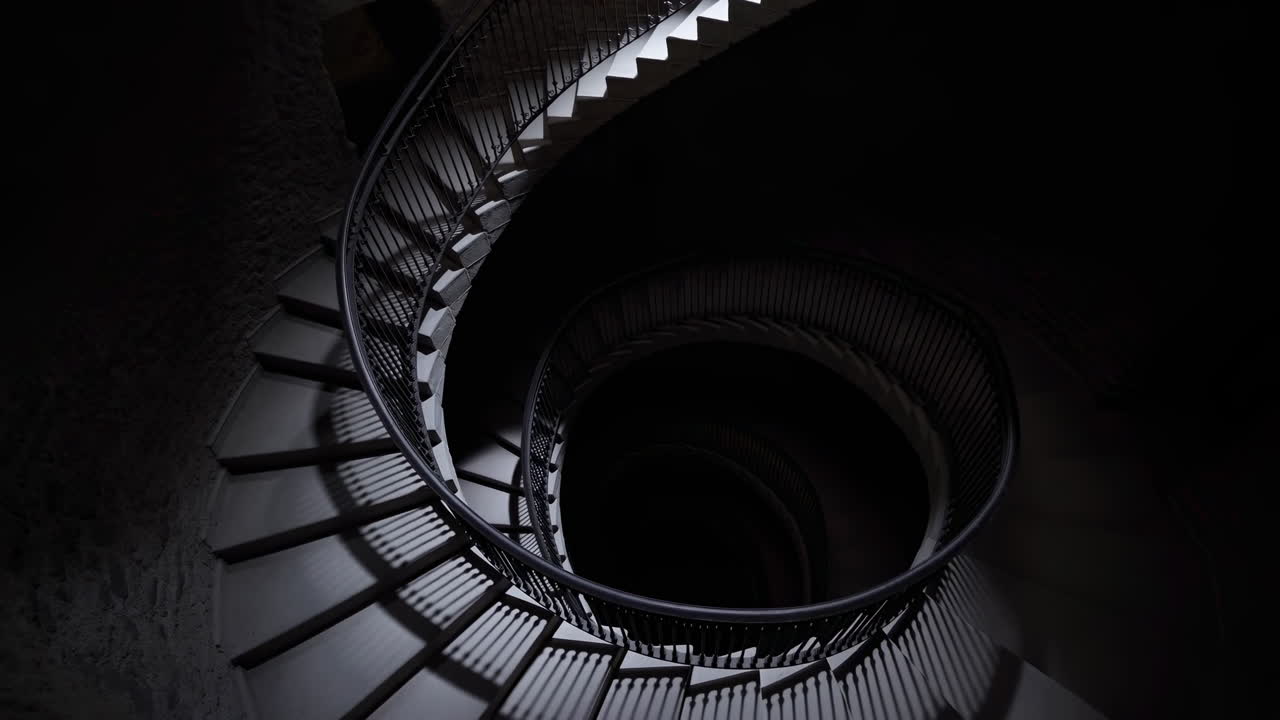 Scala a chiocciola misteriosa con luce e ombra drammatiche