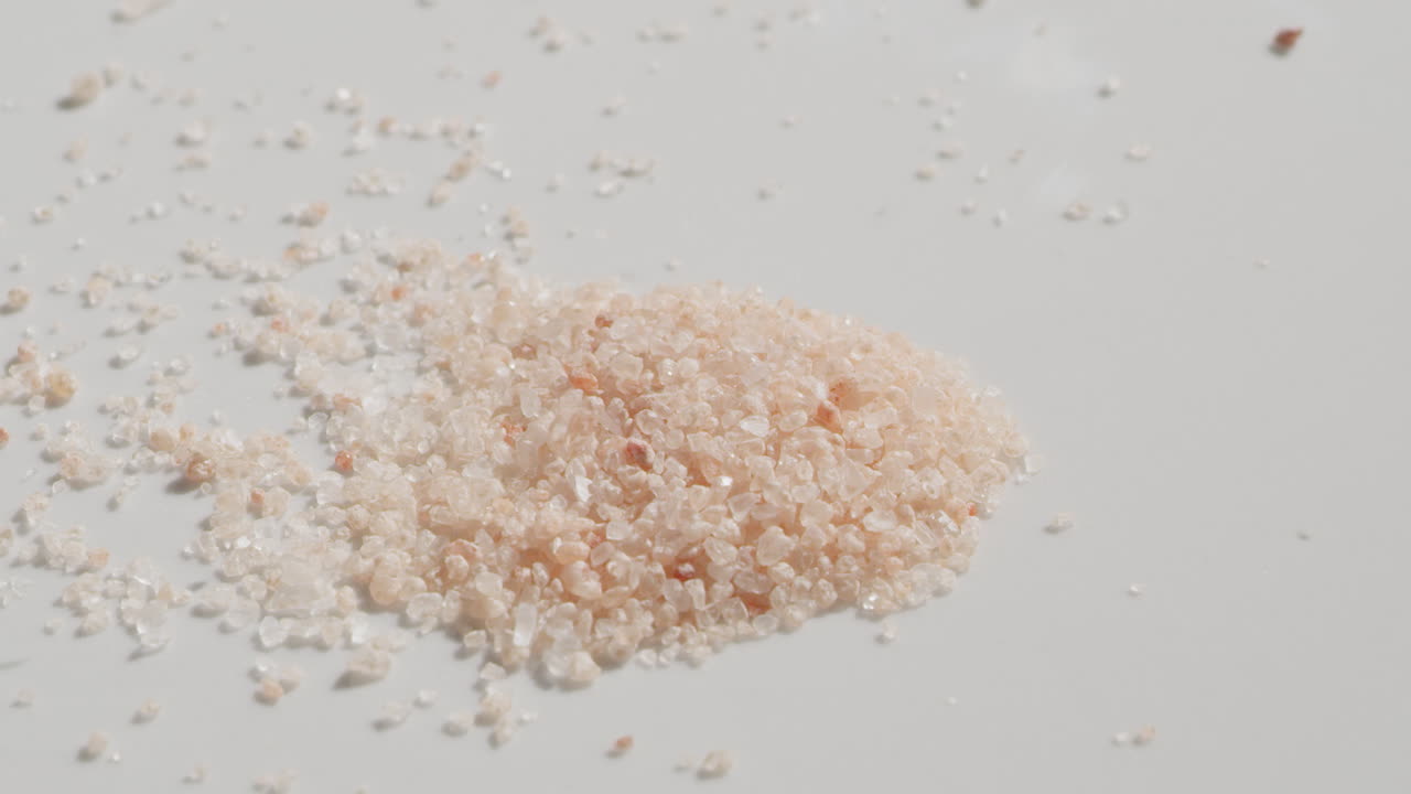 테이블에 히말라야 소금 뿌리기