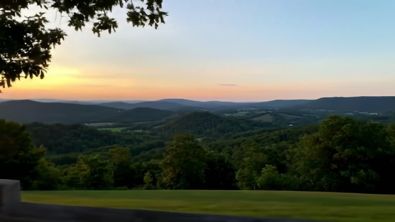 해가 지는 산의 풍경