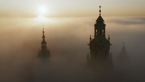 Wawel-Schloss-Während-Des-Nebligen-Sonnenaufgangs,-Krakau,-Polen-Bei-Langsamer-Bewegung