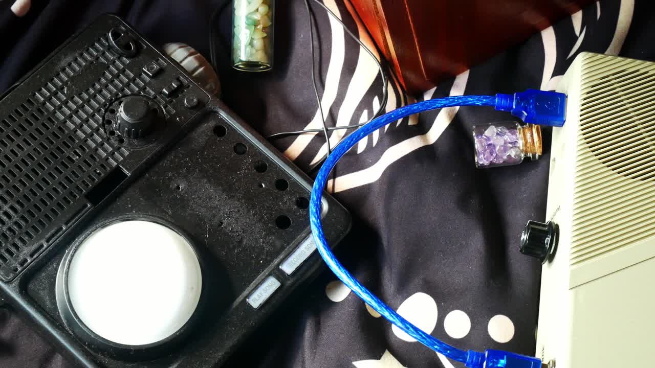 rara colección de cajas de fantasmas paranormales dispositivos de comunicación evp, mirando hacia abajo disparado