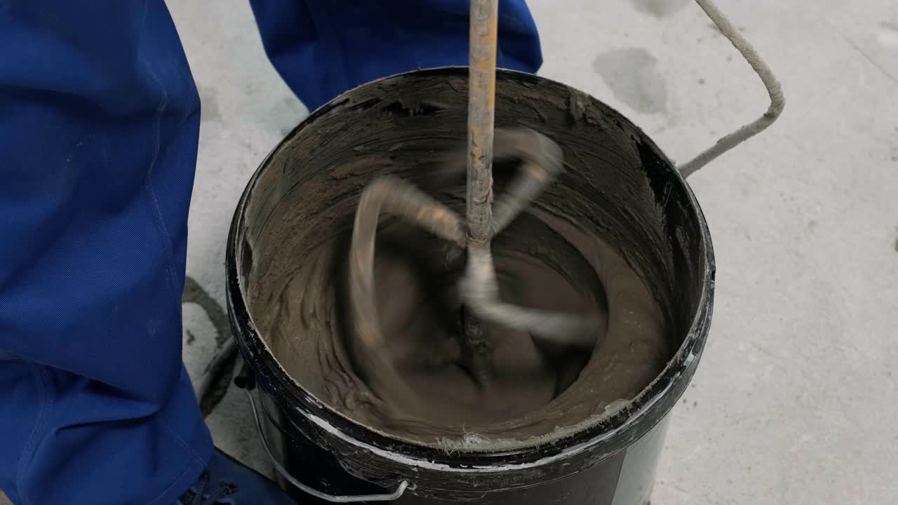 세라 바닥 타일 설치 - 조각을 측정하고 잘라내는 것. 건설, 리모델링, 수리 아파트. 타일 잘라. 타일 절단