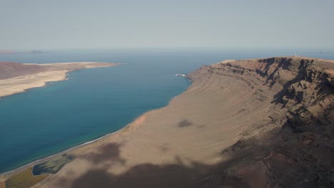 Aussichtspunkt-Auf-Den-Fluss-Von-Lanzarote-Und-La-Graciosa,-Kanarische-Inseln,-Spanien