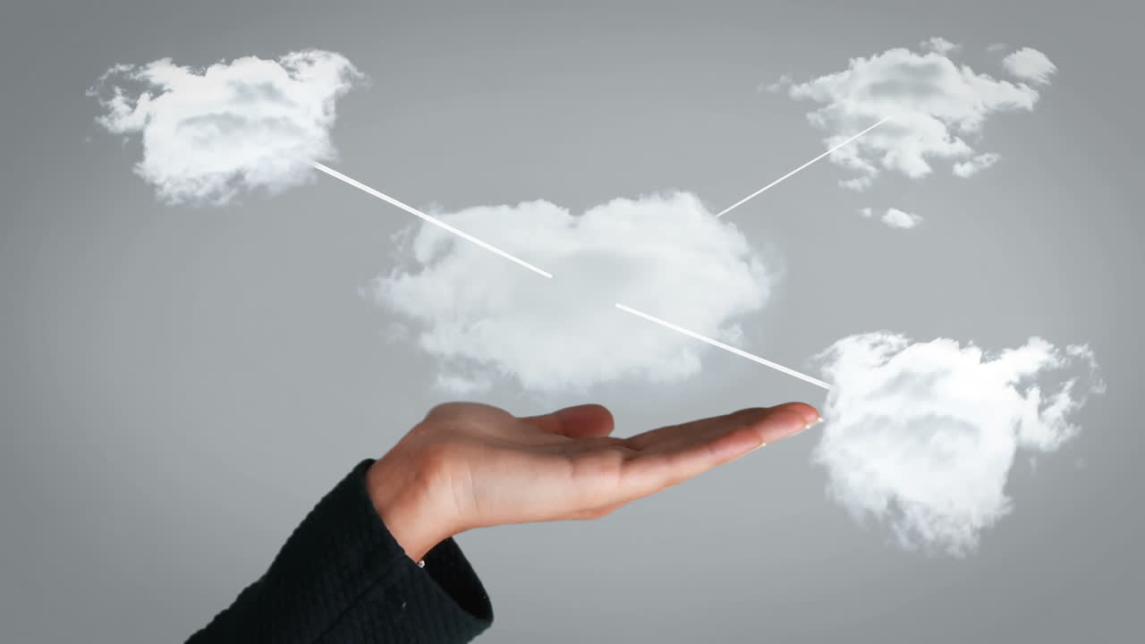 mano presentando unas pocas nubes