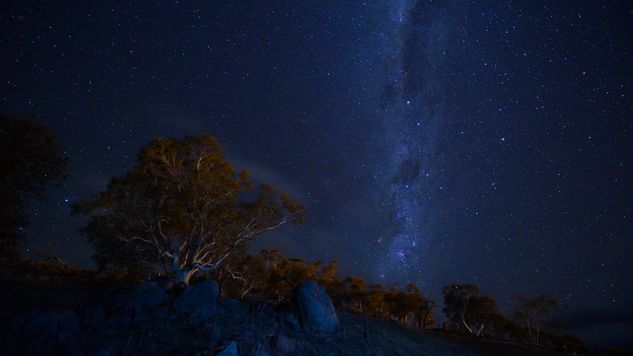 호주 아름다운 멋진 은하수 남쪽 십자가 밤 별 산책로 천국 은하계 푸른 밤 아웃백 timelapse by taylor brant film