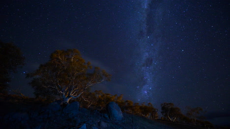 Australia-Bonitas-Maravillosas-Vía-Láctea-Cruz-Del-Sur-Noche-Senderos-De-Estrellas-Cielos-Galaxias-Noche-Azul-Interior-Lapso-De-Tiempo-De-Taylor-Brant-Películas