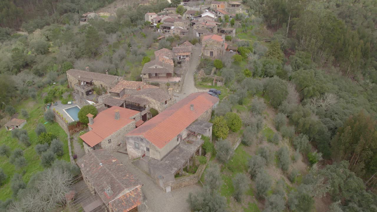 vuelo aéreo sobre la aldea de esquisto casal de são simão - un paisaje de patrimonio arquitectónico único escondido en las montañas del centro de portugal