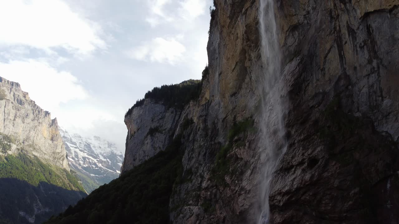 staubbach falls cascada en lauterbrunnen suiza alpes montañas
