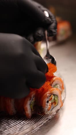 la preparación de rollos de sushi de salmón
