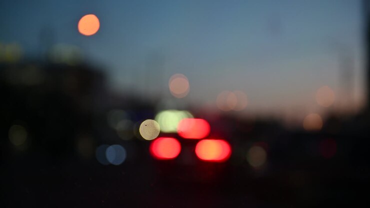 Bellissimo bokeh scintillante su sfondo scuro e sfocato di notte.