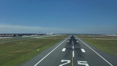 POV-Piloto-Inmersivo-En-Un-Aterrizaje-En-Tiempo-Real-En-La-Pista-Del-Aeropuerto-De-Barcelona