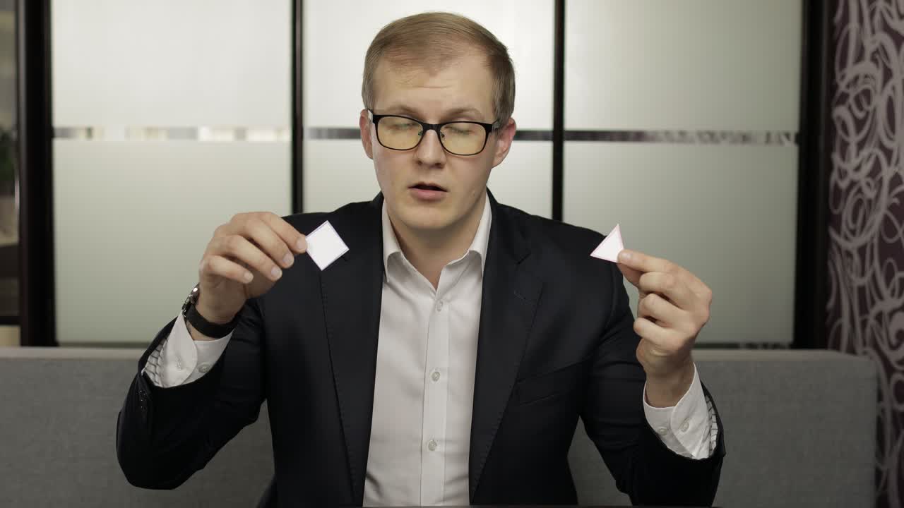 교사가 비디오 통화를 하고 있습니다. 가정에서 아이들의 수업과 함께 원격 교육