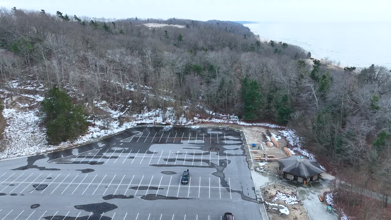 차가운 겨울 날씨와 주차장에서 회색 색상