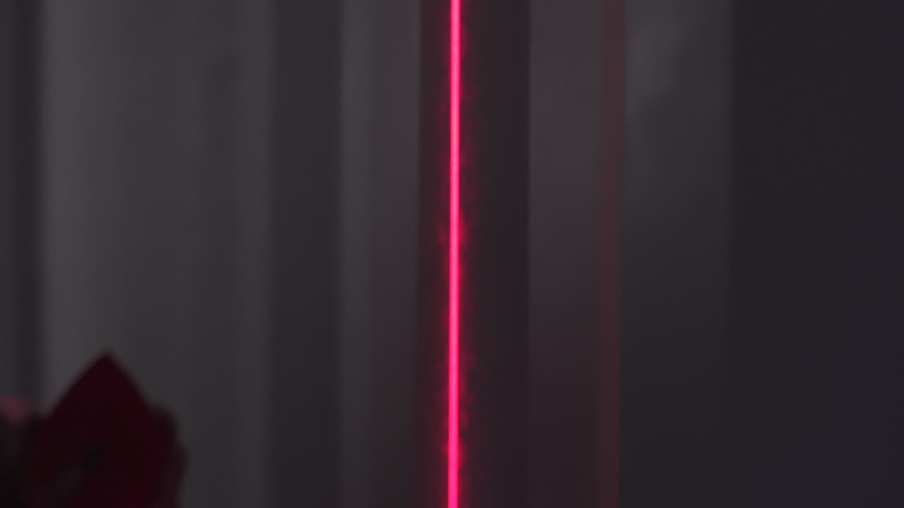 línea de láser roja en una pared