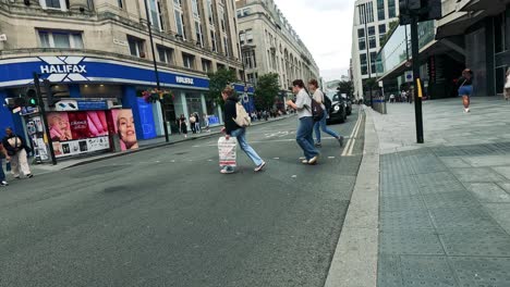 personas cruzando la calle cerca de un taxi en londres