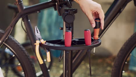 herramientas de expertos dispuestas para la reparación de bicicletas
