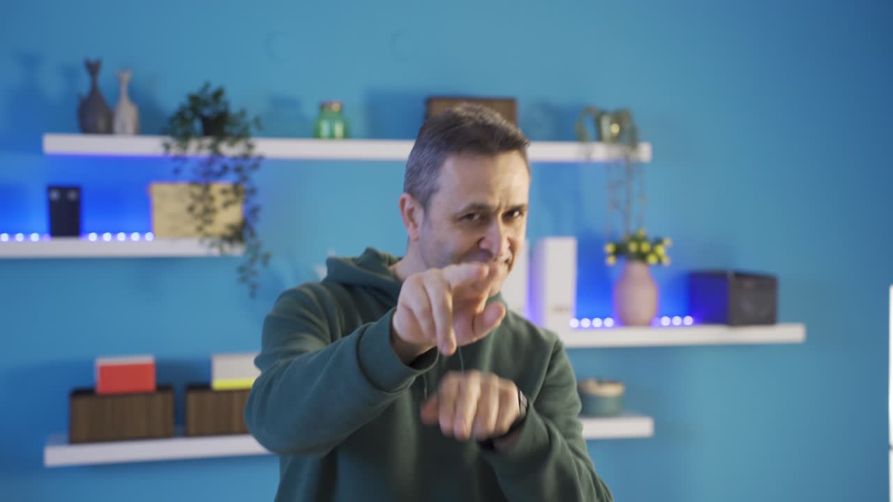 hombre feliz y divertido bailando en casa, de buen humor, alegría de buenas noticias, lleno de vida.