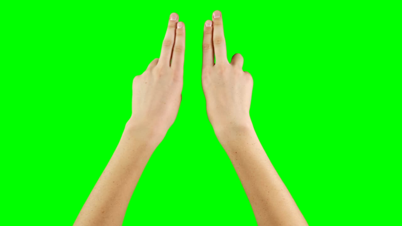 초록색 스크린 배경 에 손 의 제스처 를 하는 사람