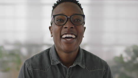 Retrato-De-Un-Joven-Estudiante-De-Negocios-Afroamericano-En-Prácticas-Riéndose-Alegremente-De-La-Cámara-Disfrutando-Del-Estilo-De-Vida-Corporativo-Un-Hombre-Negro-Con-Gafas