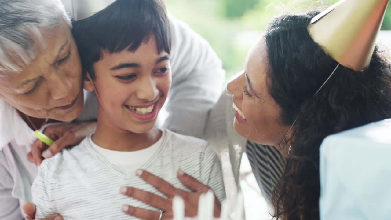 그의 생일을 축하하는 작은 소년