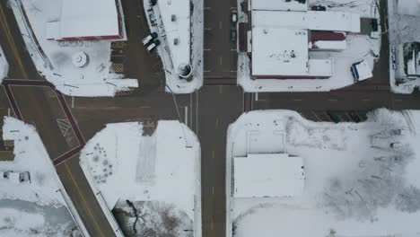 pequeña calle campestre americana invierno vista de arriba hacia abajo