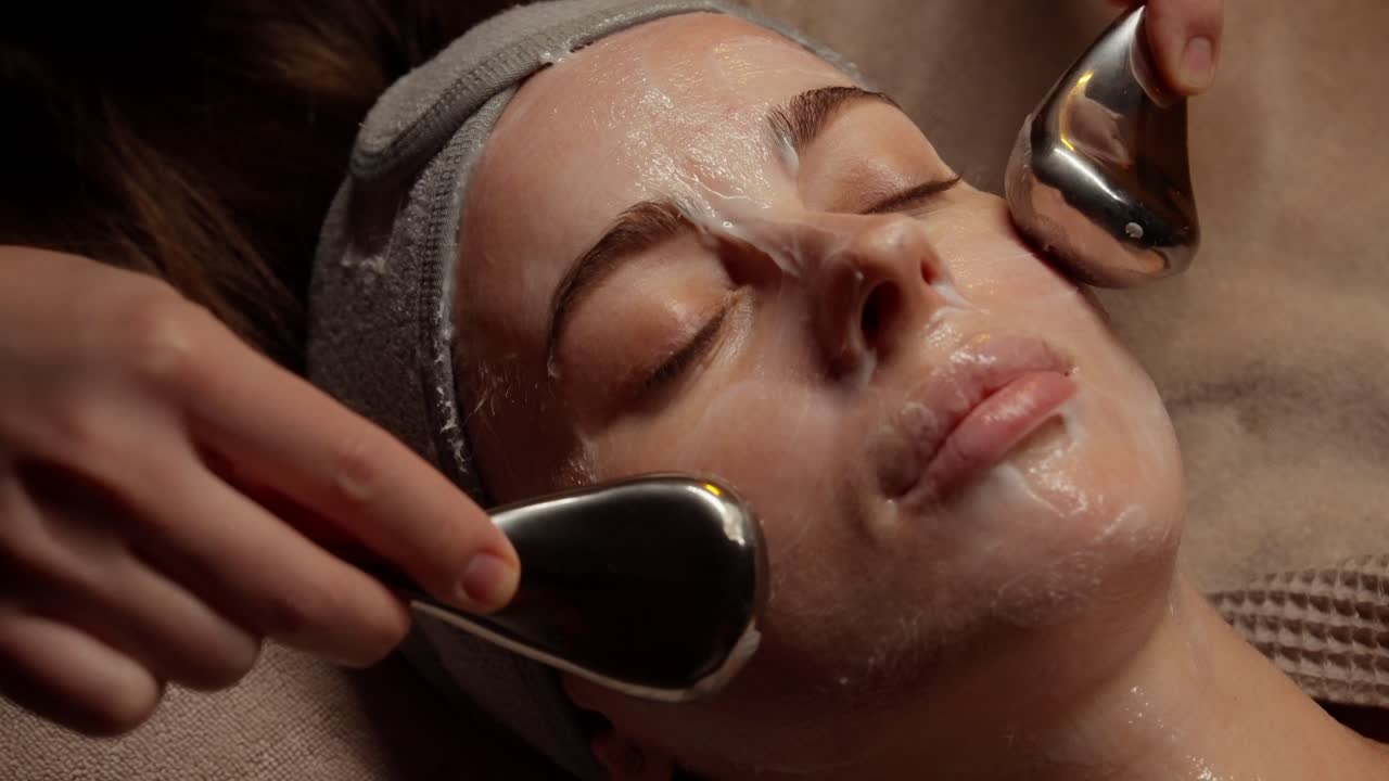 Close-up de Mulher Recebendo Massagem Facial de Crioterapia em Spa
