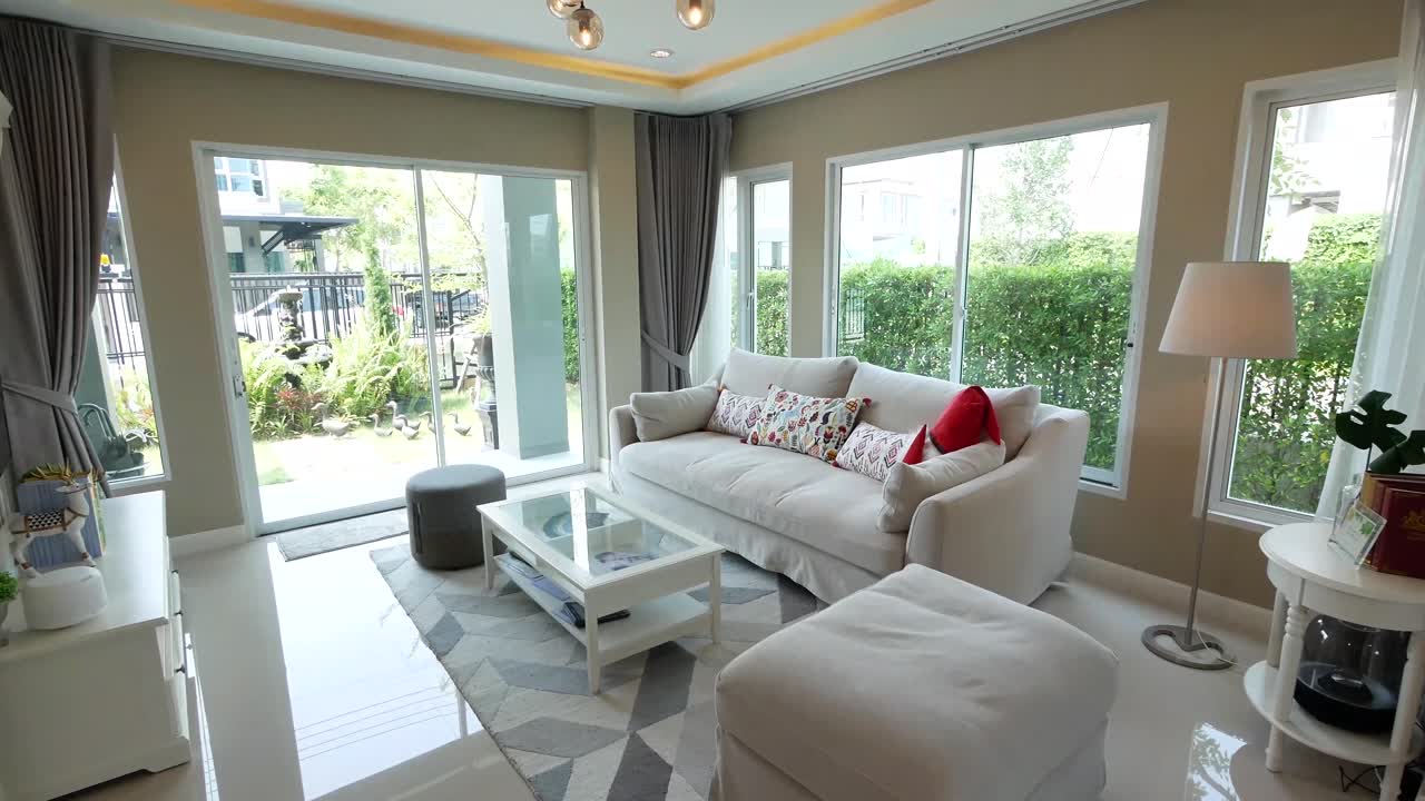 식당 및 주방 공간과 연결된 현대적인 개방형 주택 거실 공간