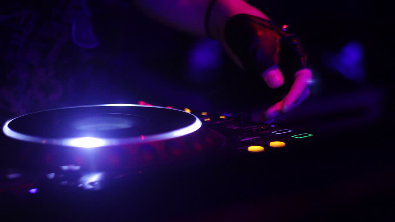 dj mezclando música en un club nocturno