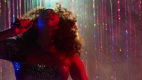 mujer joven con micrófono cantando en un bar de karaoke o discoteca con luces brillantes en el fondo 6