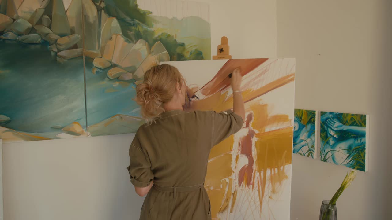 미술 스튜디오에서 그림 그리는 여자