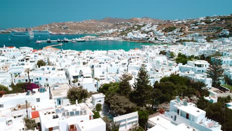 Toma-Aérea-De-Drones-Sobre-El-Casco-Antiguo-De-Mykonos,-Grecia-Durante-Un-Día-Soleado