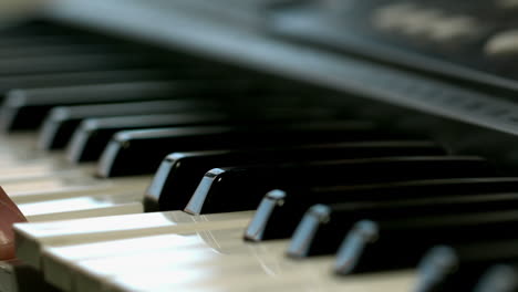 dedos corriendo por las teclas de un piano