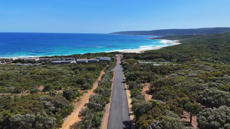 Malerische-Straße,-Die-An-Einem-Sommertag-Mit-Klarem-Himmel-Zum-Berühmten-Smiths-Beach-In-Margaret-River-Führt