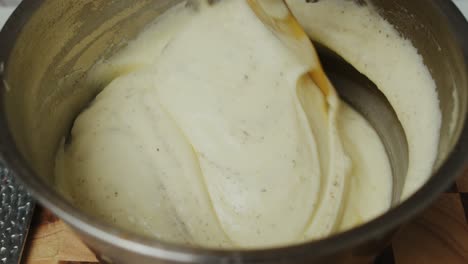 mélanger la purée de pommes de terre avec des épices à l'intérieur d'une casserole profonde