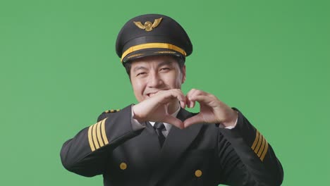 piloto sonriente haciendo una forma de corazón con las manos