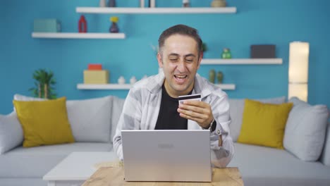hombre de compras de la computadora portátil.