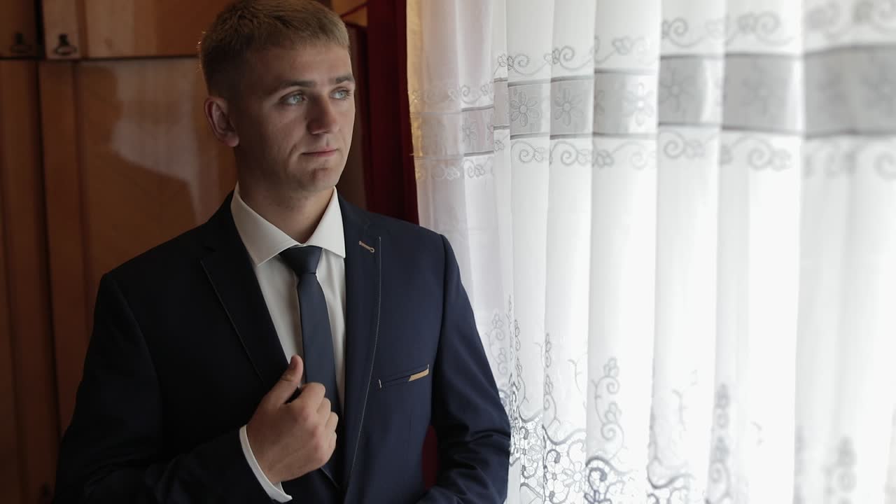 잘생긴 신랑이 재을 고치고, 결혼식 아침, 사업가, 슬로우 모션