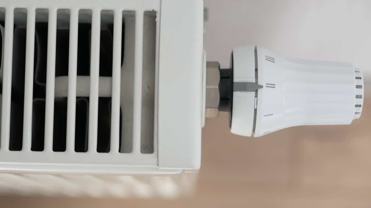 방의 창문 아래 난방 라디에이터 고품질 사진