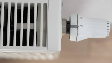 radiador de calefacción debajo de la ventana de la habitación. foto de alta calidad.