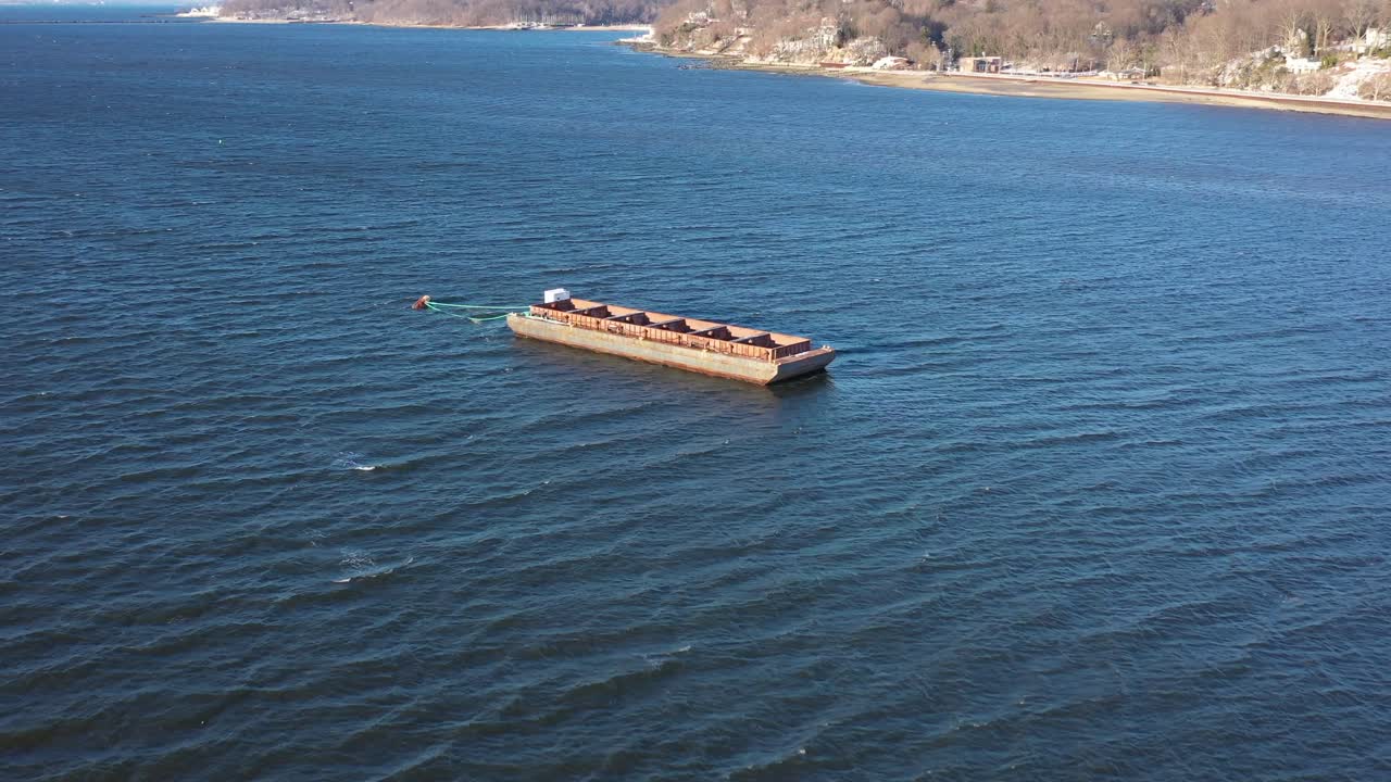 una vista aérea sobre la bahía de hempstead durante un día ventoso de invierno