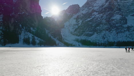 Turistas-En-Vacaciones-De-Aventura-En-El-Lago-Congelado-Braies-En-Tirol-Del-Sur,-Dolomitas,-Italia