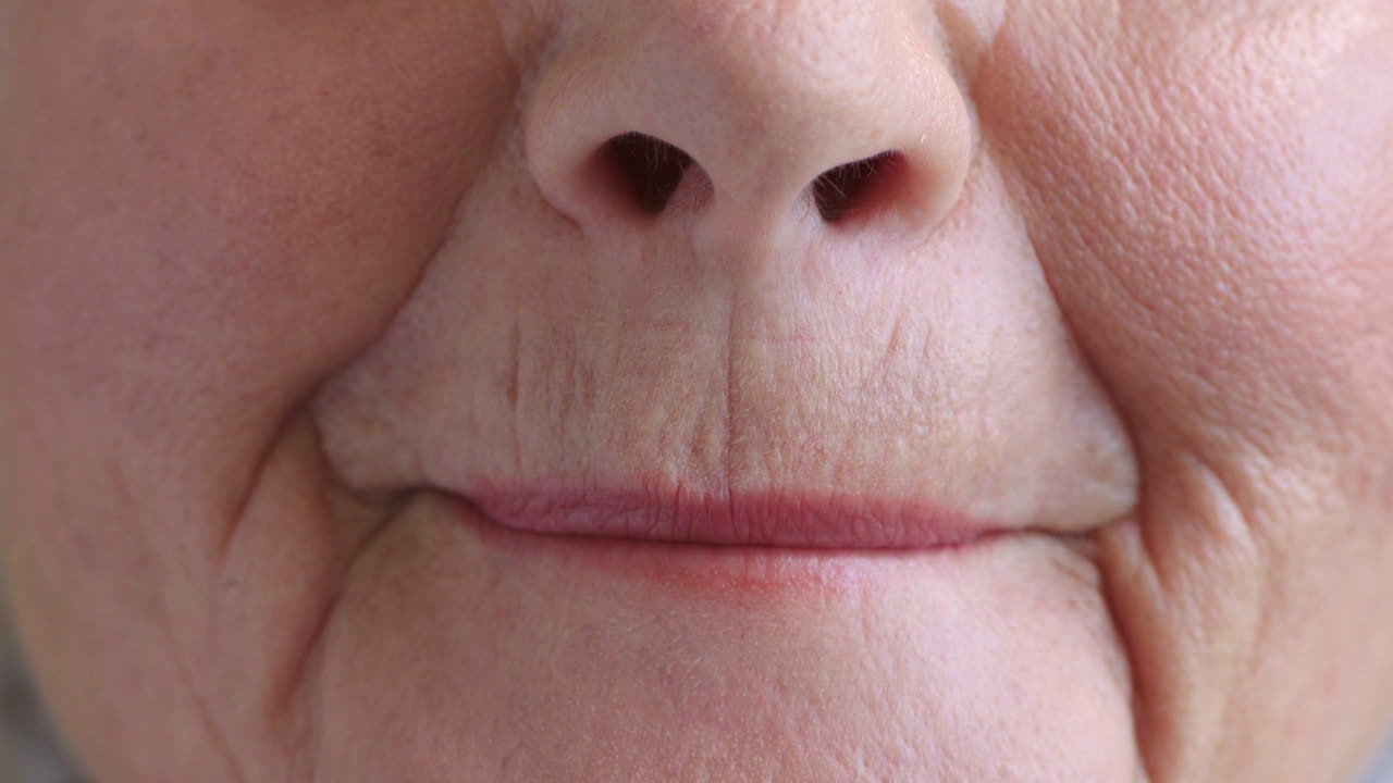 치아 문제가 있는 노인 여성