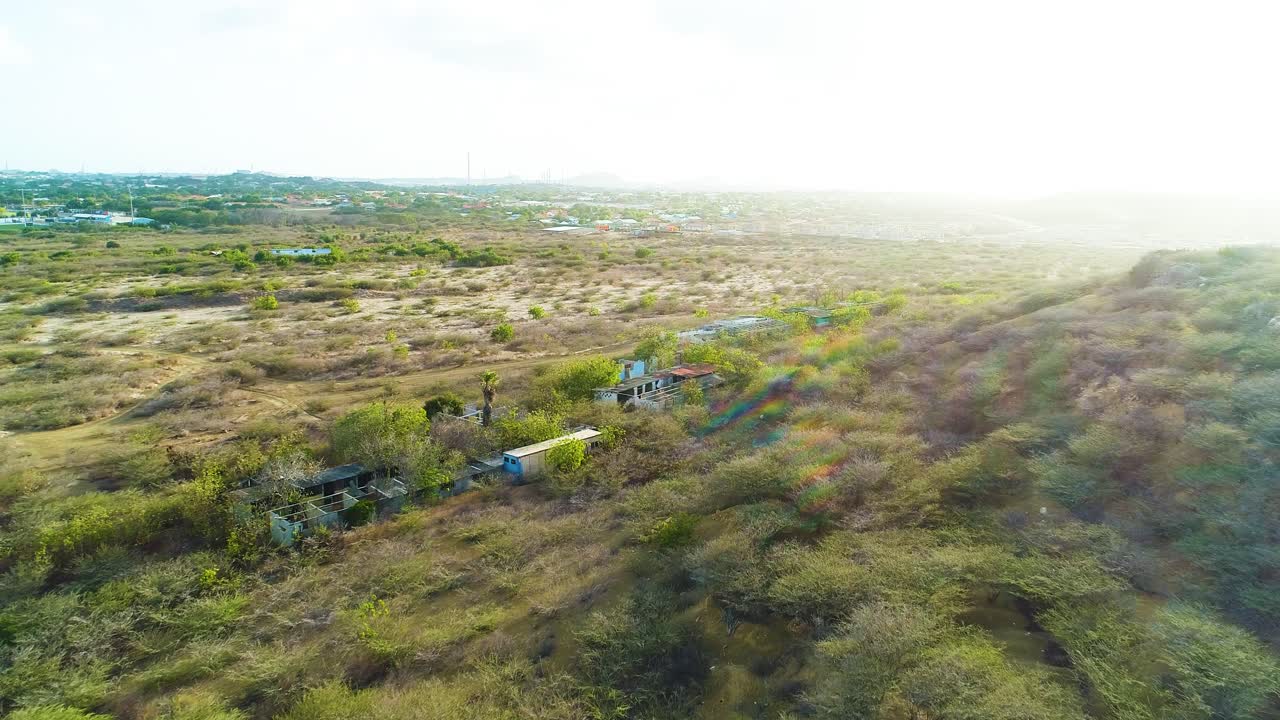 viejas casas abandonadas construyendo estructuras de andamios permanecen en las afueras de la colina del desierto de la ciudad