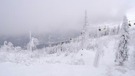 Sessellift-Inmitten-Einer-Märchenhaften-Winterlandschaft-Im-Skigebiet-Skrzyczne,-Polnad