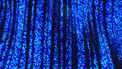 4k fondo en bucle abstracto con partículas azules brillan y forman un hermoso patrón. esferas en el espacio forman superficie, ondas de color y luz corren a lo largo de las bolas. las bolas se balancean en las olas. diseño de movimiento