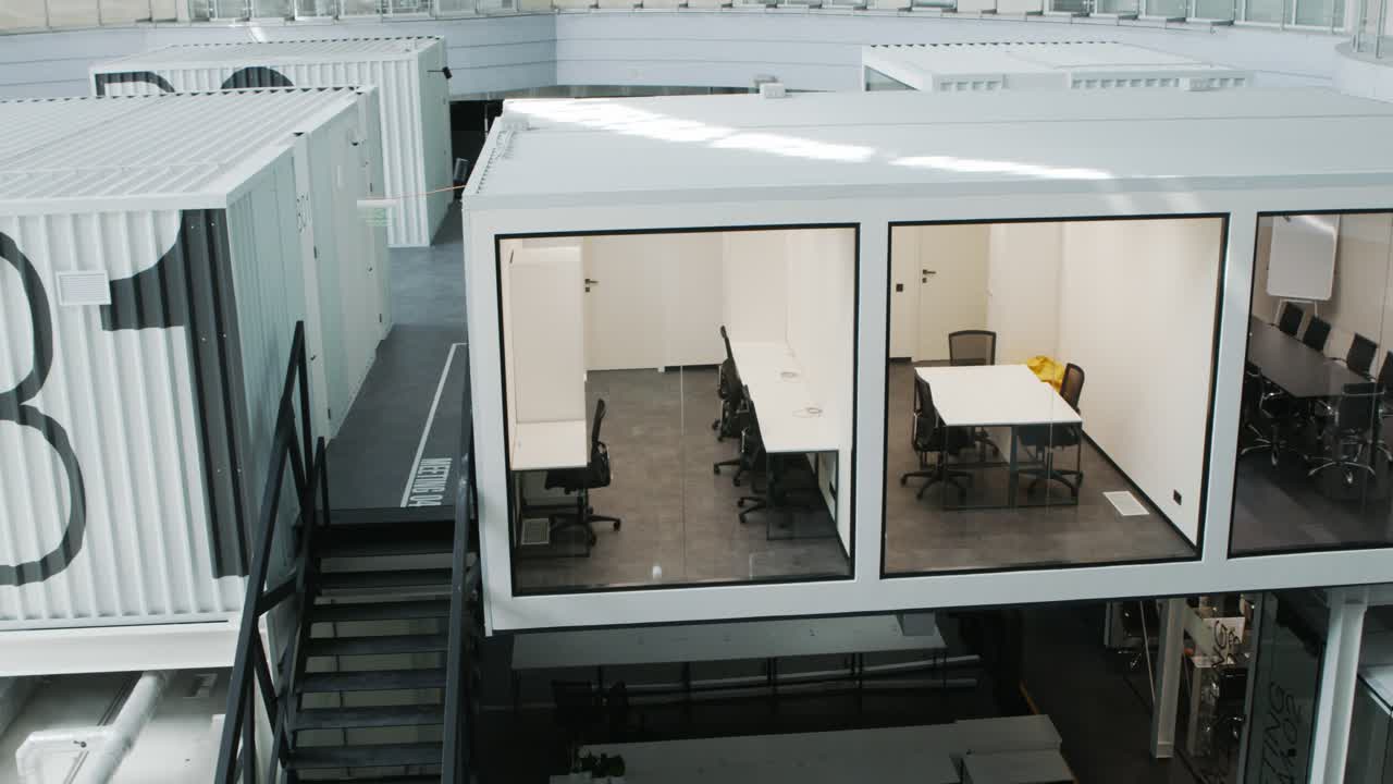 espacio de coworking moderno y modular con particiones de vidrio