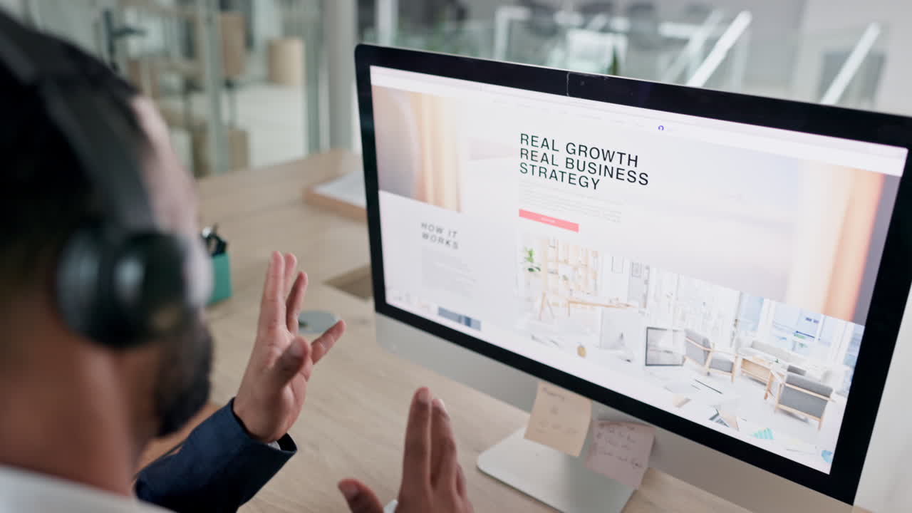 hombre de negocios, centro de llamadas y sitio web en línea